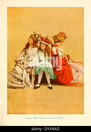 Alice mit weißen & Red Queen, aus für die 1915 Bühne Adaption von "Alice im Wunderland" von Lewis Carroll, Abbildung von James Allen St. John (1872-1957). Siehe Beschreibung für mehr Informationen. Stockfoto