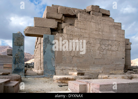 Ramesseum: die Beerdigung Tempel des Pharao Ramses II. der große (1303-1213 v. Chr. XIX dyn.). Wand mit Schnitzereien. Stockfoto