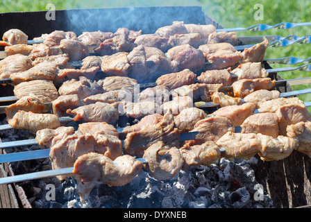 Schaschlik vom Grill auf Metall Spieße mit Rauch Stockfoto