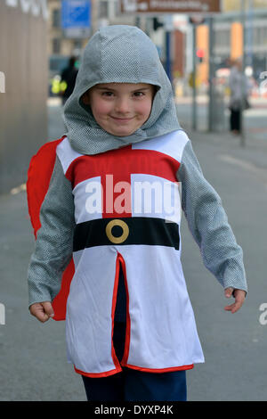 Manchester, UK. 27. April 2014. Vier Jahre alten Charlie Thomas Posen als er wartet für St George es Day Parade auf dem Weg durch das Zentrum von Manchester Oldham Road weiterzugeben. St George es Day Parade Manchester, UK-27. April 2014-Credit: John Fryer/Alamy Live-Nachrichten Stockfoto