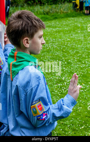 Lewes, Sussex, UK. 27. April 2014.  Grange Gärten, Lewes, Sussex, UK.  Lokale Cub Gruppen rezitieren die Cub/Pfadfinderversprechen während der jährlichen St George Day Parade. Bildnachweis: Grant Rooney/Alamy Live-Nachrichten Stockfoto