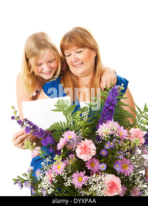 Mutter erhält am Muttertag Blumen und eine Karte von ihrer Tochter. Könnte auch als ein Geburtstag-Konzept arbeiten. Stockfoto