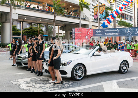 Mercedes-Benz Modelle mit Tempo-Fahrzeuge in der Mercedes-Benz Corporate Run 2014 in Miami, Florida, USA. Stockfoto