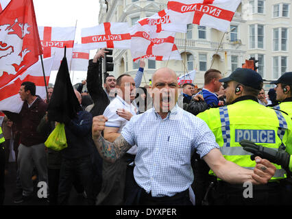 Brighton, UK. 27. April 2014. Probleme beim Fackeln auf dem Marsch nach England Rally in Brighton heute. Etwa 100 Personen nahmen an der Kundgebung verursacht erhebliche Störung in der Stadt mit einem massiven Polizeiaufgebot versucht, anti-faschistische Demonstranten von den Demonstranten Kredit zu halten: Simon Dack/Alamy Live News Stockfoto