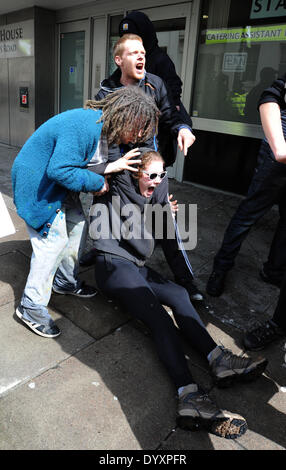 Eine Anti-faschistische Demonstrant untergeht schreien nach Zusammenstößen mit der Polizei auf dem Rücken der Pferde auf dem Marsch nach England Rally in Brighton Stockfoto