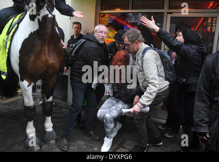 Eine Anti-faschistische Demonstrant ist als Mühe Fackeln auf dem Marsch nach England Rally in Brighton heute zu Boden geworfen. Etwa 100 Personen nahmen an der Kundgebung verursacht erhebliche Störung in der Stadt mit einem massiven Polizeiaufgebot versucht, anti-faschistische Demonstranten von den Demonstranten zu halten Stockfoto