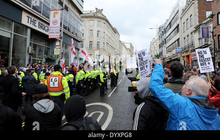 Brighton, UK. 27. April 2014. Polizei zu anti-faschistischen Demonstranten neben den Marsch nach England Rally in Brighton heute halten. Etwa 100 Personen nahmen an der Kundgebung verursacht erhebliche Störung in der Stadt mit einem massiven Polizeiaufgebot versucht, anti-faschistische Demonstranten von den Demonstranten zu halten Stockfoto