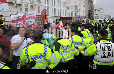 Mühe Fackeln auf dem Marsch nach England Rally in Brighton heute als ein Rauch Fackel wird durch anti-faschistischen Demonstranten geworfen Stockfoto