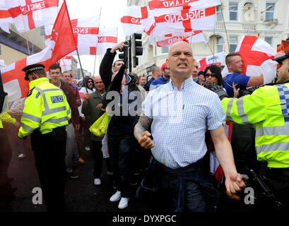 Brighton, UK. 27. April 2014. Probleme beim Fackeln auf dem Marsch nach England Rally in Brighton heute. Etwa 100 Personen nahmen an der Kundgebung verursacht erhebliche Störung in der Stadt mit einem massiven Polizeiaufgebot versucht, anti-faschistische Demonstranten von den Demonstranten Kredit zu halten: Simon Dack/Alamy Live News Stockfoto