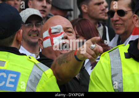 Mitglieder des Marsches für England Rallye singen bei anti-faschistischen Demonstranten in Brighton heute Stockfoto