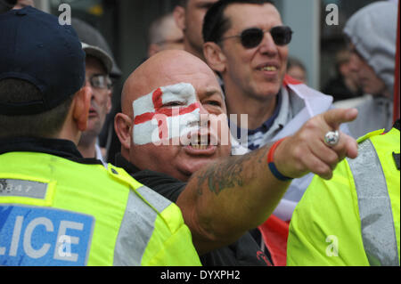 Mitglieder des Marsches für England Rallye singen bei anti-faschistischen Demonstranten in Brighton heute Stockfoto