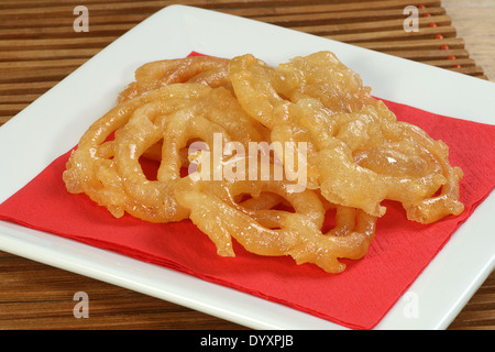 leckere süße indische Jalebi auf einer roten Serviette Stockfoto