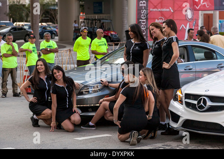 Mercedes-Benz Modelle mit Tempo-Fahrzeuge in der Mercedes-Benz Corporate Run 2014 in Miami, Florida, USA. Stockfoto