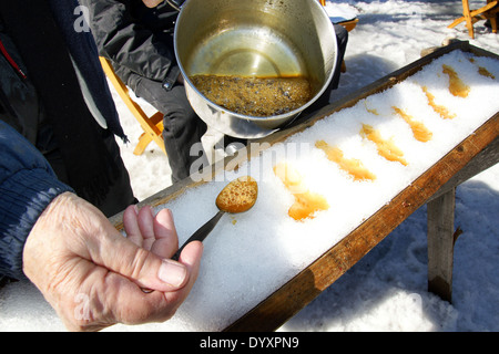 Macht Zucker auf Schnee oder Ahorn Toffee im Sugar Shack in Quebec, Kanada Stockfoto