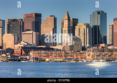 Eine morgendliche Aussicht der Custom House Tower, den Financial District und niedrige Leibhöhe Kais an der Uferpromenade in Boston, Massachusetts. Stockfoto