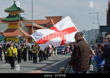 St George es Day Parade führt entlang Oldham Road auf dem Weg durch das Zentrum von Manchester. St.-Georgs Tag Parade Manchester, UK 27. April 2014 Stockfoto