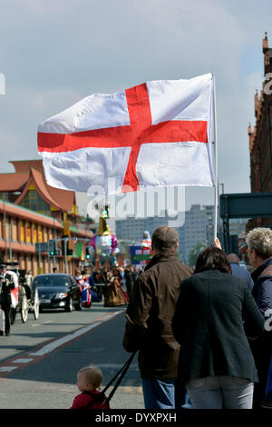 St George es Day Parade führt entlang Oldham Road auf dem Weg durch das Zentrum von Manchester. St.-Georgs Tag Parade Manchester, UK 27. April 2014 Stockfoto