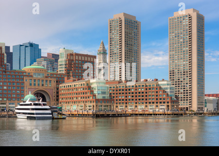 Teil der Uferpromenade Skyline einschließlich Boston Harbor Inn Rowes Wharf und die Hafen-Towers in Boston, Massachusetts. Stockfoto
