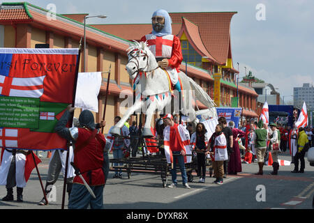 Ein riesiges Bildnis des St George erfolgt in der St. George's Day Parade, die das Zentrum von Manchester Oldham Weg auf seinem Weg durchquert. St.-Georgs Tag Parade Manchester, UK 27. April 2014 Stockfoto