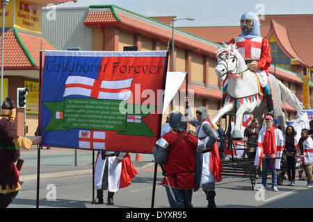 Ein riesiges Bildnis des St George erfolgt in der St. George's Day Parade, die das Zentrum von Manchester Oldham Weg auf seinem Weg durchquert. St.-Georgs Tag Parade Manchester, UK 27. April 2014 Stockfoto