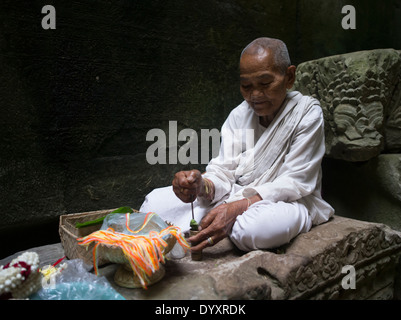 Buddhistische Nonne am Tempel Preah Khan, Siem Reap, Kambodscha Stockfoto