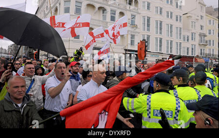 Mühe Fackeln auf dem Marsch nach England Rally in Brighton heute als ein Rauch Fackel wird durch anti-faschistischen Demonstranten geworfen Stockfoto