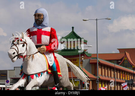 Ein riesiger St. George auf dem Pferderücken in Manchester, Großbritannien, April 2014. Ein großer, gigantischer, übergroßer, weißer mechanischer Reiter aus Metall bei St. George's Wochenendfeiern. Die Veranstaltung am Albert Square und in Piccadilly ist eine Erweiterung der jährlichen Saint George's Day Parade und ein Abenteuer, um Englands Schutzpatron mit vielen Aktivitäten und Darstellern zu feiern. Manchester begrüßt die Tage, an denen sowohl nationale Festivals als als auch Paraden die Stadt zusammenbringen und Mankunianer mit einem Ereignis ausstatten, bei dem unterschiedliche nationale Identitäten gefeiert werden. Stockfoto