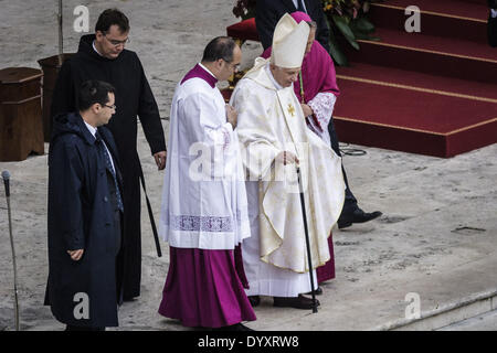 Vatikanstadt, Vatikan. 27. April 2014. Vatikanstadt, Vatikan '' "27. April 2014: Papst Emeritus Benedict XVI besucht historische Doppel Heiligsprechung Heiligen des seligen Papstes Johannes Paul II und Papst John XXIII in dem Petersplatz im Vatikan auf Sonntag, 27. April 2014. Papst Francis hielt einen historische feierlichen liturgischen Ritus in dem Petersplatz im Vatikan, die Heiligsprechung als Heiligen des seligen Papstes Johannes Paul II und Papst John XXIII vor mehr als 1 Million Gläubigen aus allen Teilen der Welt zu feiern. Bildnachweis: Giuseppe Ciccia/NurPhoto/ZUMAPRESS.com/Alamy Live-Nachrichten Stockfoto