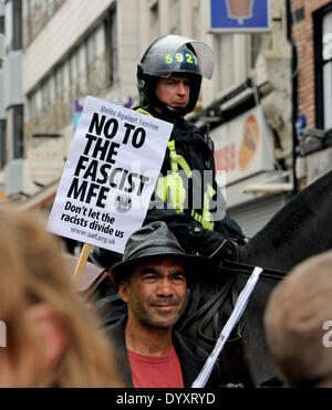 Antifaschistische Demonstranten unter einem Polizisten zu Pferd bei der Marsch für England-Demonstration in Brighton. Etwa 100 Menschen nahmen an der Kundgebung Teil, die in der Stadt große Störungen verursachte und eine massive Polizeipräsenz versuchte, antifaschistische Demonstranten von den Demonstranten fernzuhalten Stockfoto