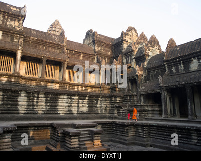 Nheam kambodschanischen buddhistischer Mönch mit seinen Adoptivsohn von Angkor Wat, UNESCO-Weltkulturerbe. Siem Reap, Kambodscha Stockfoto