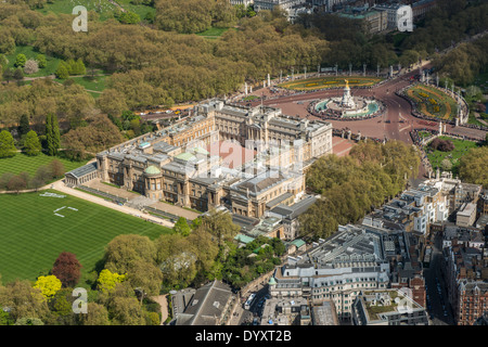 Luftaufnahme des Buckingham Palace, der Garten, das Victoria Memorial und Green Park im Hintergrund. Stockfoto