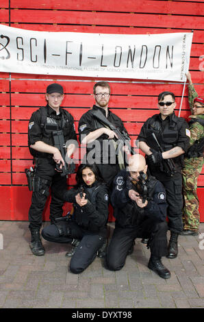 London, UK. 27. April 2014. Stargate Atlantis-Team unter Sci-Fi London Banner Credit: Prixpics/Alamy Live News Stockfoto
