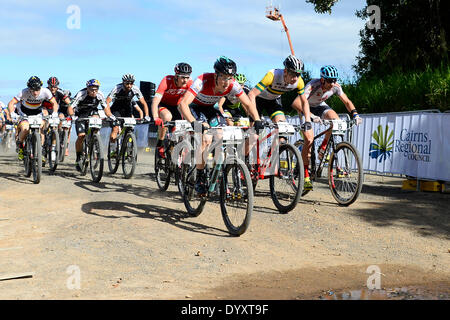 Cairns, Australien. 27. April 2014. Fahrer am Start von den Herren Elite Cross Country Rennen bei der UCI Mountain Bike World Cup in Smithfield Regenwald und Cairns. Bildnachweis: Aktion Plus Sport/Alamy Live-Nachrichten Stockfoto