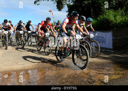 Cairns, Australien. 27. April 2014. Fahrer am Start von den Herren Elite Cross Country Rennen bei der UCI Mountain Bike World Cup in Smithfield Regenwald und Cairns. Bildnachweis: Aktion Plus Sport/Alamy Live-Nachrichten Stockfoto