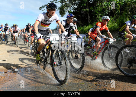 Cairns, Australien. 27. April 2014. Fahrer am Start von den Herren Elite Cross Country Rennen bei der UCI Mountain Bike World Cup in Smithfield Regenwald und Cairns. Bildnachweis: Aktion Plus Sport/Alamy Live-Nachrichten Stockfoto