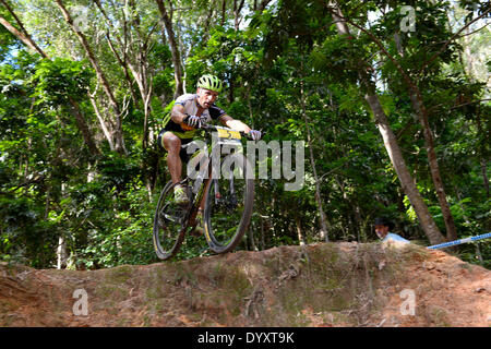 Cairns, Australien. 27. April 2014. Fünfter Platz vom Multivan Merida Biking Team Fahrer José Antonio Hermida Ramos von Spanien während der Mens Elite Cross Country Rennen bei der UCI Mountain Bike World Cup in Smithfield Regenwald und Cairns. Bildnachweis: Aktion Plus Sport/Alamy Live-Nachrichten Stockfoto