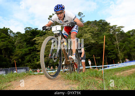 Cairns, Australien. 27. April 2014. Sieger BMC Mountainbike Racing Team-Fahrer Julien ABSALON von Frankreich während der Mens Elite Cross Country Rennen bei der UCI Mountain Bike World Cup in Smithfield Regenwald und Cairns. Bildnachweis: Aktion Plus Sport/Alamy Live-Nachrichten Stockfoto