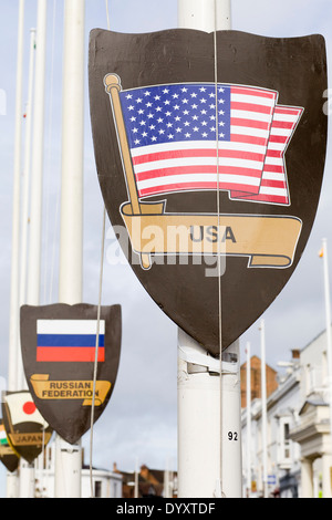 Schilde der USA und der Russischen Föderation hinunter die Mitte der Brücke Straße, Stratford-upon-Avon. Stockfoto