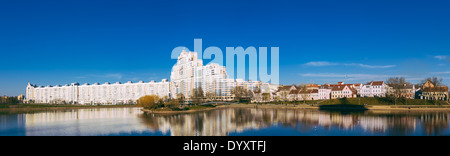 Gebäude in Minsk, Innenstadt (Nemiga) Ansicht mit Swislotsch River, Weißrussland Stockfoto