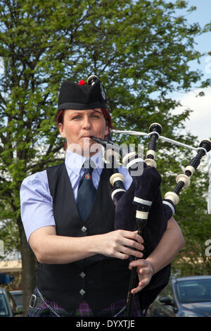 Manchester, UK 27. April 2014. Weibliche Piper, Oldham Scottish Pipe Band, die St.-Georgs-Wochenende feiern, ein Familien-Event statt in Albert Square und Piccadilly, eine Verlängerung der jährlichen St George Parade und ein Venture, um Schutzpatron Englands, mit vielen Aktivitäten & Künstler feiern zu helfen.  Manchester umfasst die Tage, wenn nationale Festivals und Paraden wollen bringen der Stadtzentrums zusammen und bieten wie ein Ereignis, wo verschiedene nationale Identitäten gefeiert werden.  Bildnachweis: Mar Photographics/Alamy Live-Nachrichten Stockfoto