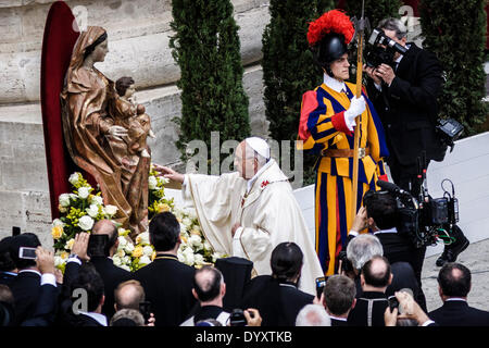 Vatikan, Rom, Italien. 27. April 2014. Papst Francis feiert die Heiligsprechung als Heiligen des seligen Papstes Johannes Paul II und Papst John XXIII in dem Petersplatz im Vatikan auf Sonntag, 27. April 2014. Papst Francis hielt einen historische feierlichen liturgischen Ritus in dem Petersplatz im Vatikan, die Heiligsprechung als Heiligen des seligen Papstes Johannes Paul II und Papst John XXIII vor mehr als 1 Million Gläubigen aus allen Teilen der Welt zu feiern.  Bildnachweis: Giuseppe Ciccia/Pacific Press/Alamy Live-Nachrichten Stockfoto