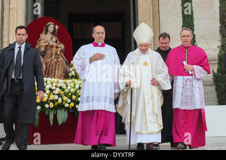 Petersplatz, Vatikan. 27. April 2014. Kanonisierung des Heiligen Johannes Paul II. und Johannes XXIII - Joseph Aloisius Ratzinger (Papst Benedikt XVI) Credit: wirklich einfach Star/Alamy Live-Nachrichten Stockfoto