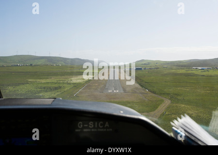 Ansicht von Tingwall Start-und Landebahn von Cockpit von Leichtflugzeugen als an Land, Shetland Stockfoto