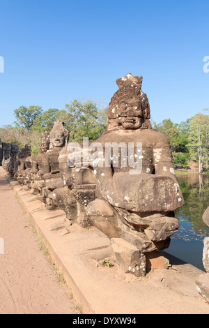 Asura Statuen ausgerichtet an der Causeway Südtor von Angkor Thom, Kambodscha Stockfoto