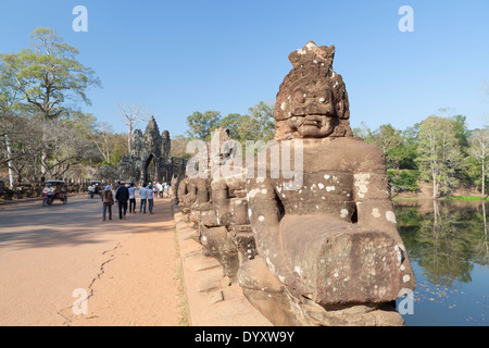 Asura Statuen ausgerichtet an der Causeway Südtor von Angkor Thom, Kambodscha Stockfoto