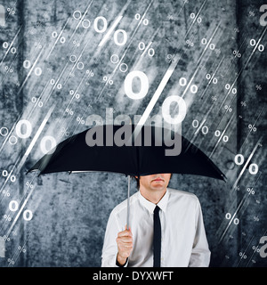 Geschäftsmann mit Regenschirm schützt sich vor Regen Anteil Symbole.