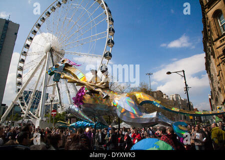 Manchester, Vereinigtes Königreich, 27. April 2014. St. George's Wochenendfeiern in Piccadilly Gardens, ein Familienevent am Albert Square, eine Erweiterung der jährlichen St. George Parade und ein Abenteuer, um Englands Schutzpatron zu feiern, mit vielen Aktivitäten und Darstellern. Manchester begrüßt die Tage, an denen sowohl nationale Festivals als als auch Paraden die Stadt zusammenbringen und Mankunianer mit einem Ereignis ausstatten, bei dem unterschiedliche nationale Identitäten gefeiert werden. Stockfoto