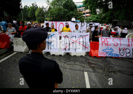 Kuala Lumpur, Malaysia. 27. April 2014. Malaysische Polizei steht GuardX während einer Protestaktion außerhalb University of Malaya während US-Präsident Barack Obama Malaysia besuchen in Kuala Lumpur, Malaysia, Sonntag, 27. April 2014. Mit dem ersten Besuch nach Malaysia durch einen US-Präsidenten seit fast einem halben Jahrhundert Obama hält wirtschaftliche und Sicherheit spricht mit malaysische Premierminister Najib Razak, der südostasiatische Nation mit eine wichtige Rolle bei Obamas Bemühungen um tiefere Beziehungen mit der Region führt. Joshua Paul/NurPhoto/ZUMAPRESS.com/Alamy © Live-Nachrichten Stockfoto