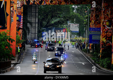 Kuala Lumpur, Malaysia. 27. April 2014. US-Präsident Barack Obama Motorcade verlässt der University of Malaya in Kuala Lumpur, Malaysia, Sonntag, 27. April 2014. Mit dem ersten Besuch nach Malaysia durch einen US-Präsidenten seit fast einem halben Jahrhundert Obama hält wirtschaftliche und Sicherheit spricht mit malaysische Premierminister Najib Razak, der südostasiatische Nation mit eine wichtige Rolle bei Obamas Bemühungen um tiefere Beziehungen mit der Region führt. Joshua Paul/NurPhoto/ZUMAPRESS.com/Alamy © Live-Nachrichten Stockfoto