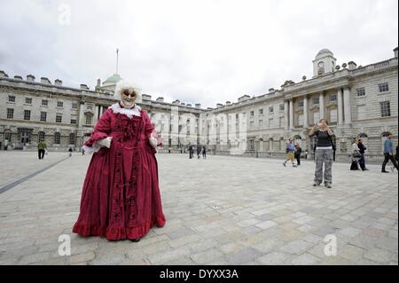 27.04.2014: Cosplayer, Zombies, Sturmtruppen, Steampunks, Daywalkers Superhelden versammeln sich am Somerset House in London für eine Parade durch Londons Straßen. Bild von Julie Edwards Stockfoto